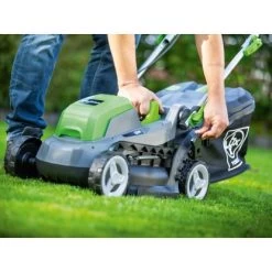 LUX 20V Akku-Rasenmäher 1 PowerSystem A-RM-1x 20/4/33 Set 1x 20V Akku 20 LUX 20V Akku-Rasenmäher 1 PowerSystem A-RM-1x 20/4/33 Set 1x 20V Akku -GartenOase Wohnaccessoires 4048121960809 A02 041119